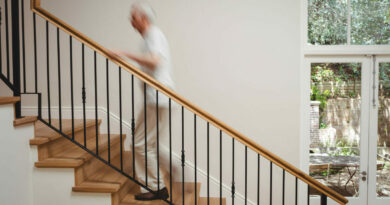 Personnes âgée montant les escaliers