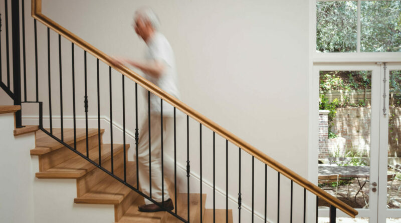 Personnes âgée montant les escaliers