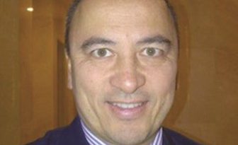 Hommage au docteur Eric Revue